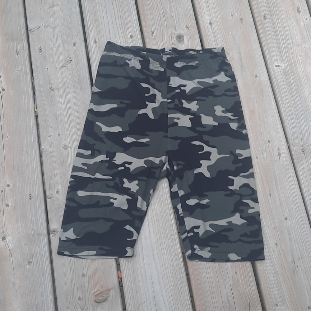 Camo‎ shorts